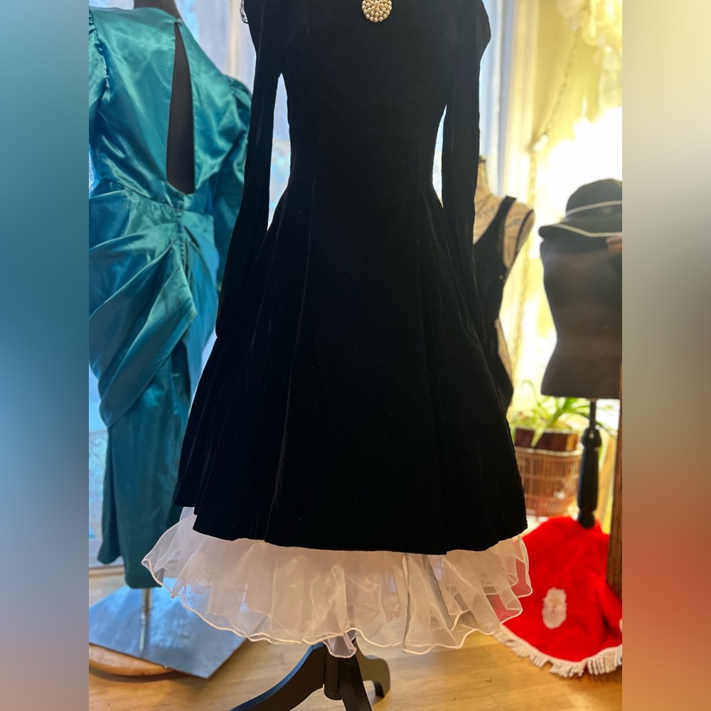 Vintage Black Velvet Off-Shoulder Dress | Sweetheart Neckline | Pearl Medallion - Picture 8 of 12